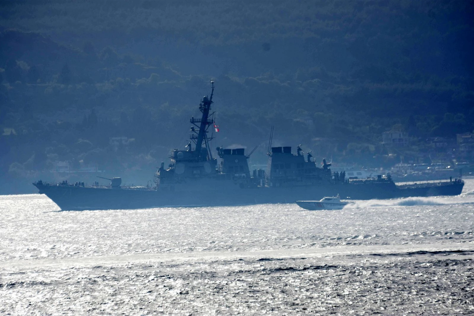 ABD savaş gemisi Çanakkale Boğazı'ndan geçti